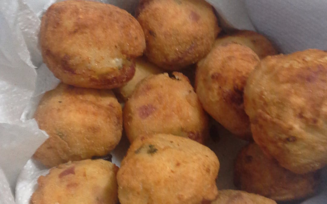 Bolinho de batata com salsicha