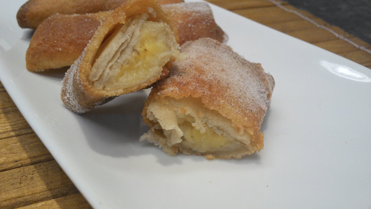 Rolinho primavera de banana com doce de leite