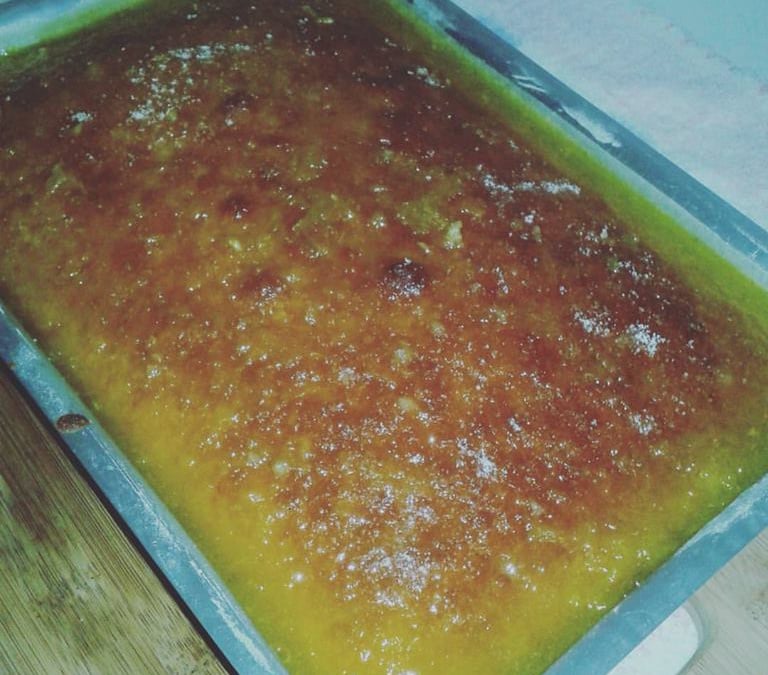 Bolo de laranja com calda quente