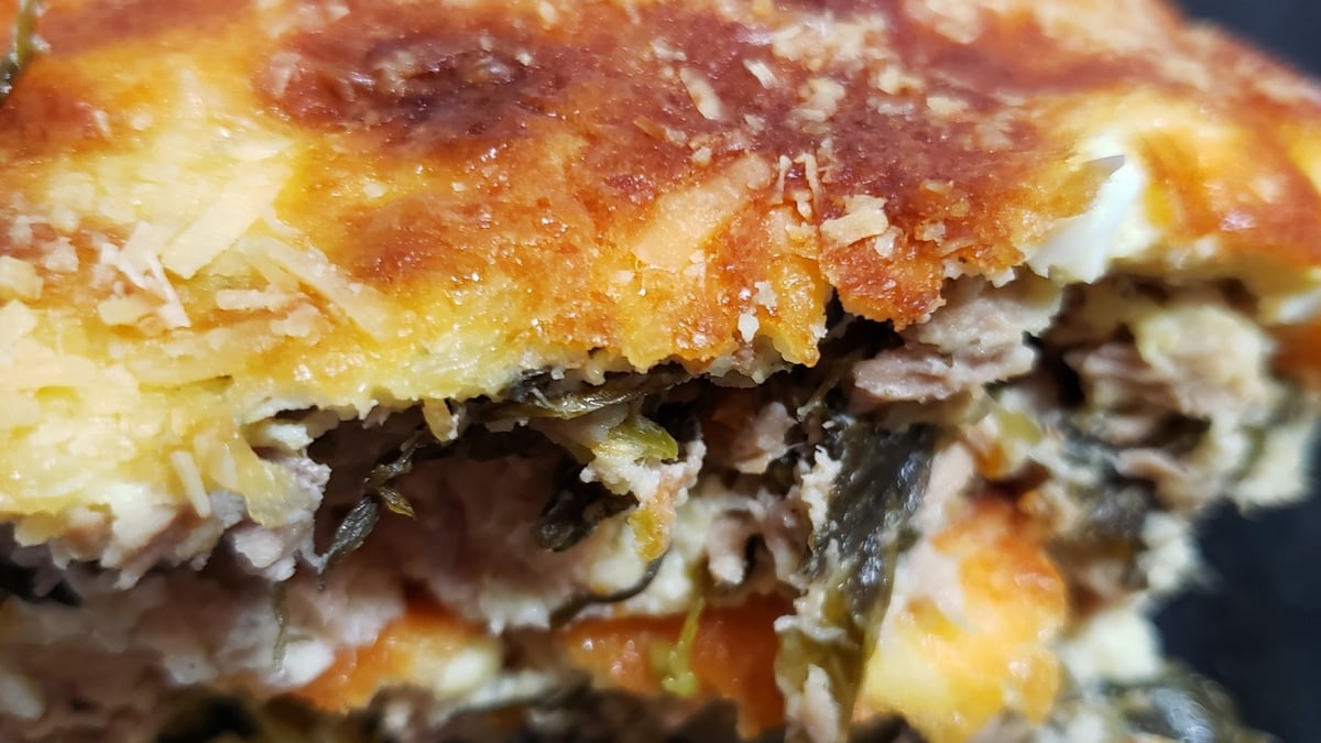 Torta low carb de atum e escarola