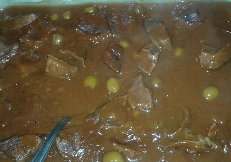 Carne com creme de cebola e caracú