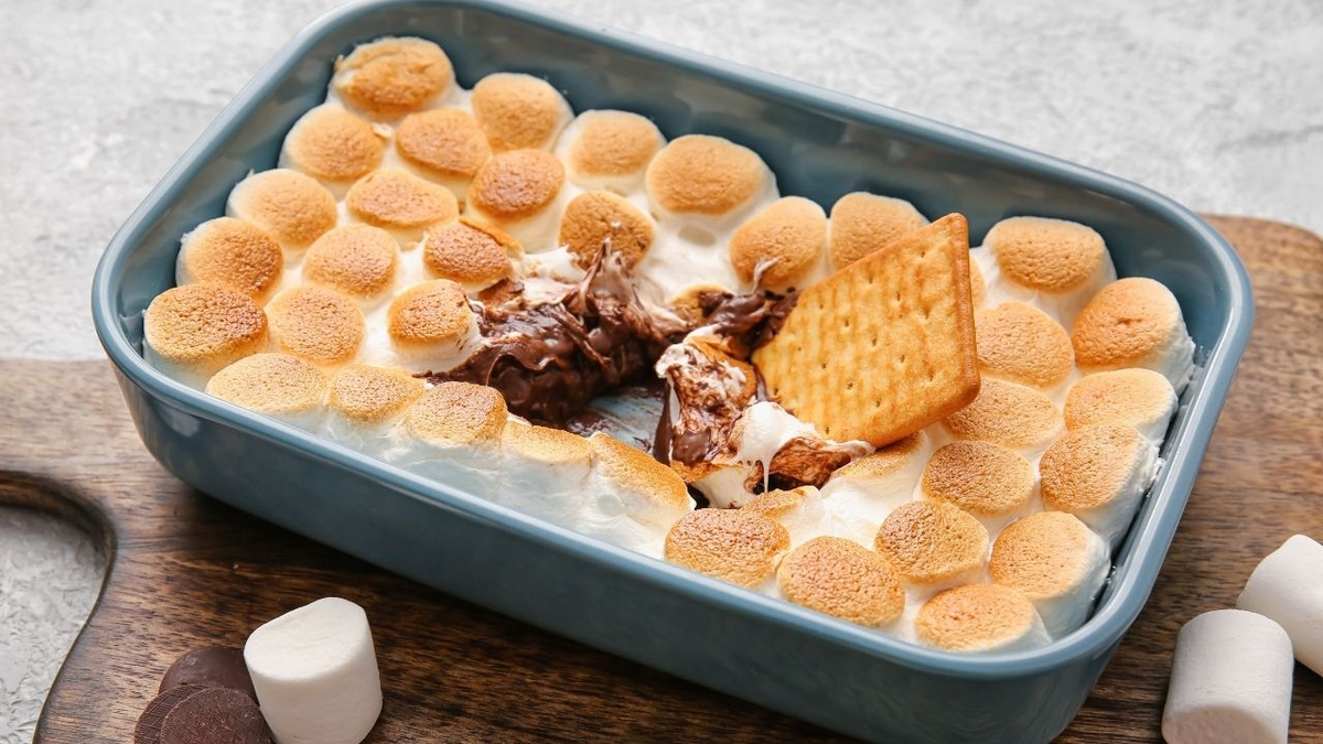 Smores de travessa assado no forno ou na airfryer fácil com apenas 3 ingredientes
