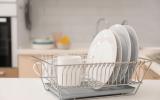 Deixe a sua cozinha brilhando: veja como manter o escorredor de pratos limpo!
