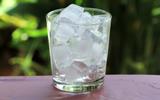 Gelo não é só pra drink! Esse truque com gelo pode acabar com as espinhas!