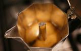 Por que você deve deixar a tampa aberta ao fazer café na máquina de café italiana: o truque do barista