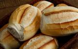 Não é na geladeira, nem na bancada: guarde o pão francês assim para durar mais e sempre ter fresquinho no café da manhã