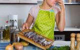 Como se livrar do cheiro de peixe na cozinha: 4 truques simples