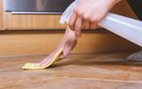 Mistura para limpar piso encardido de cozinha: use esses ingredientes caseiros para deixar o chão brilhando