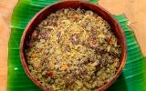 Farofa de cebola caramelizada crocante e sequinha: receita de 4 ingredientes é o acompanhamento perfeito para um churrasco ou feijoada