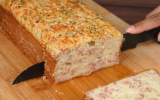 Esse pão delicioso já sai recheado do forno: massa feita no liquidificador fica leve e fofinha