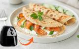 Panqueca de 3 ingredientes na airfryer: você faz a massa na própria forma e fica pronto em poucos minutos para rechear como quiser