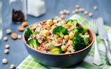 Salada mista bem leve e colorida perfeita para jantar no calor: veja como fazer