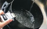 Pode colocar água dentro da airfryer? O que acontece se o fundo molhar?
