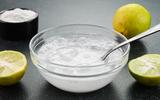 Poucos sabem, mas misturar cascas de limão com sal e bicarbonato de sódio substitui esse produto químico tradicional nas cozinhas