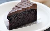 Nem farinha, nem ovo, nem óleo: esse bolo de chocolate pretinho e molhadinho só precisa de 3 ingredientes e fica pronto muito rápido!