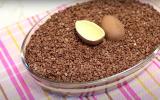 Esse ovo de páscoa cremoso na travessa com muito chocolate é a melhor sobremesa pro almoço de domingo