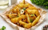 Como fazer batatas assadas perfeitas na airfryer ou no forno: macia por dentro e com casca crocante e saborosa, fica igual de restaurante