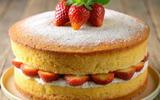 Bolo pão de ló com recheio de morangos frescos: receita deliciosa para receber os amigos em casa