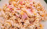 A melhor salada de macarrão que eu já comi na vida e que não pode faltar no seu churrasco