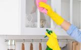 Como limpar os vidros da cozinha com uma dupla de ingredientes caseiros poderosos