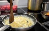 Esse líquido é o segredo para fazer ovos mexidos bem cremosos e macios como um chef de café da manhã