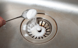 Como desentupir pia: truque com sal vai acabar com esse transtorno na cozinha. Corre aqui!