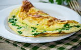 Essa omelete proteica é ideal para se sentir saciado e ainda promove o ganho de massa muscular (receita fácil)
