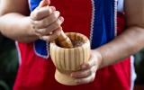 Pilão de madeira fedorento não dá! Aprenda como limpar o utensílio do jeito certo e acabe com o problema