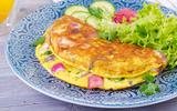 Adeus ao garfo: bater os ovos assim para fazer omelete é mil vezes melhor e dá um resultado bem mais fofinho