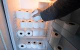 Pouca gente sabe: colocar um rolo de papel higiênico na geladeira é um dos melhores truques que já testei