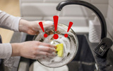 Você nunca mais vai colocar detergente direto na esponja de lavar louça depois que souber disso