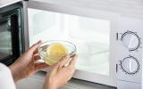 Como limpar utensílios de cozinha utilizando o limão