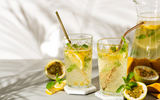 Limonada de maracujá é a bebida que tem a cara do verão: refrescante, docinha e muito fácil de fazer!