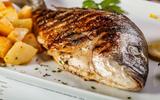 Erro antes de assar o peixe altera totalmente o sabor do prato. Veja o segredo para o tempero dar certo!