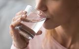 Água mineral: 5 benefícios escondidos desta bebida que você provavelmente não conhecia