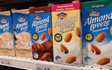 Whey pronto, leite de amêndoas e leite de aveia: chef compara produtos semelhantes e mostra quais são os melhores para comprar