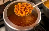 Como temperar seu feijão cozido para deixá-lo delicioso e grosso: o truque é usar este ingrediente