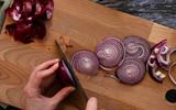 Adeus cheiro de mofo: 3 etapas (sem detergente!) para limpar tábua de cozinha de madeira do jeito certo