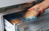 Tem um jeito certo de congelar frango temperado para ficar delicioso e suculento: descubra as dicas e nunca mais erre