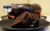 Bolo de chocolate fofinho e alto feito NA PANELA com apenas 3 ingredientes: o segredo é usar um biscoito bem famoso