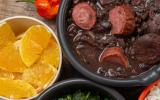 Por que recebemos uma fatia generosa de laranja na feijoada?
