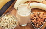 Veja por que você deve deixar a aveia e as amêndoas de molho antes de fazer essa receita de smoothie para ganhar músculos