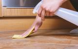 Como limpar o óleo que caiu no chão? Truque simples vai deixar o piso da cozinha sem sujeira!