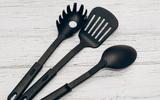 Pânico sobre itens de cozinha de plástico preto pode ter sido causado por um simples erro matemático; eles ainda fazem mal à saúde?