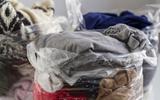 Transforme uma sacola de lixo em saco a vácuo para roupas com essa dica infalível