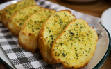 A melhor receita de pão de alho para arrasar no churrasco de domingo em família