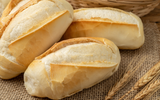 Como deixar aquele pão dormido fresquinho e crocante de novo com apenas um ingrediente?