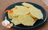 Batata chips com alho no forno SEM ÓLEO fica fininha, muito crocante e é melhor que a do mercado
