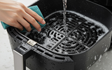 Limpar air fryer com água nem pensar: o eletrodoméstico pode apresentar problemas