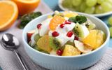 Sou esportista e nutricionista e garanto: "Comer iogurte e frutas no jantar pode ser benéfico para a perda de peso e tão eficaz quanto o jejum intermitente"